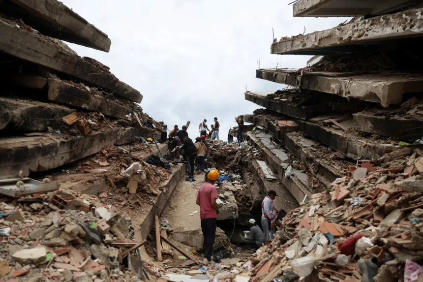 Equipes de resgate após terremotos na Venezuela