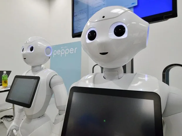 Robô japonês gigante em exposição, representando modelo soberano de IA