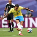 Bruno Guimarães durante cobrança de pênalti na Copa do Mundo