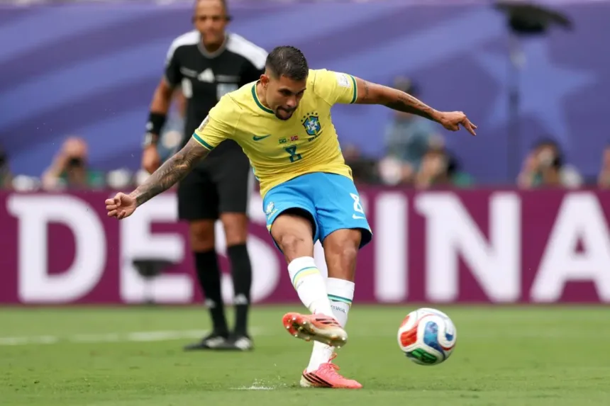 Bruno Guimarães durante cobrança de pênalti na Copa do Mundo