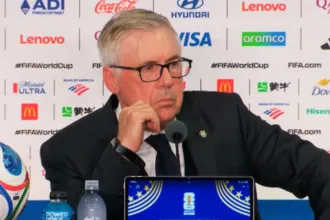 Bruno Guimarães preparado para cobrar pênalti com base em estatísticas