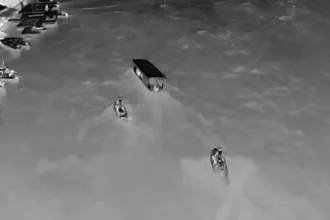 Bombeiros resgatando vítimas de acidente de lancha no Rio Araguaia