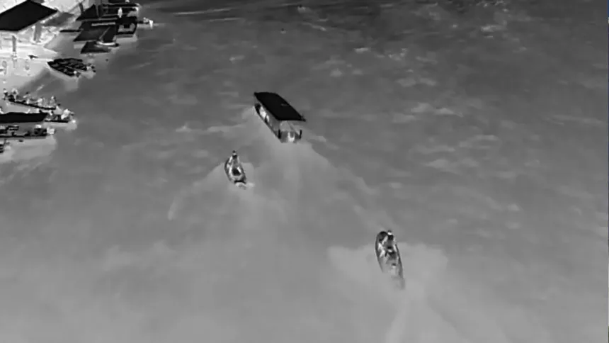 Bombeiros resgatando vítimas de acidente de lancha no Rio Araguaia