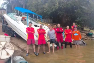bombeiros-retiram-lancha-que-afundou-de-dentro-do-rio-araguaia-em-nova-crixas;-video