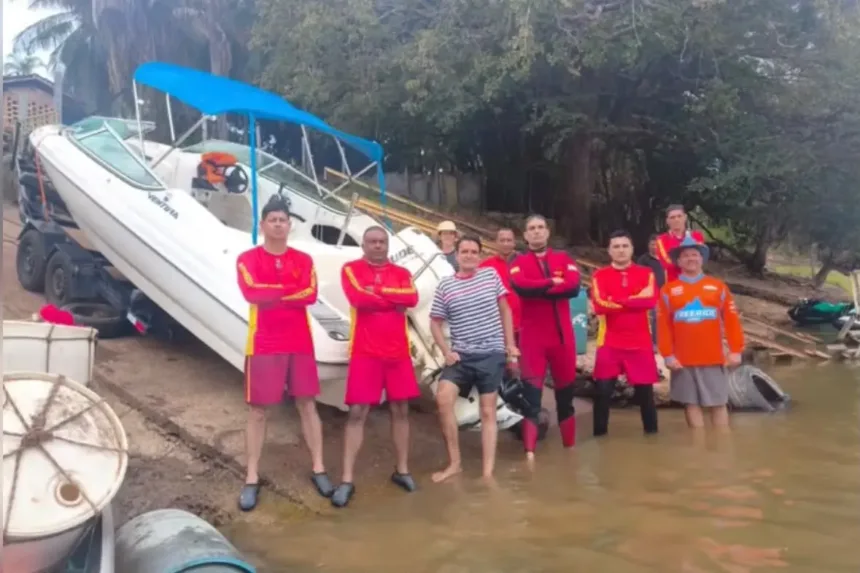 Bombeiros retiram lancha que afundou de dentro do Rio Araguaia em Nova Crixás; vídeo 1 bombeiros-retiram-lancha-que-afundou-de-dentro-do-rio-araguaia-em-nova-crixas;-video