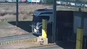 Caminhoneiro bêbado invade empresa em Rio Verde