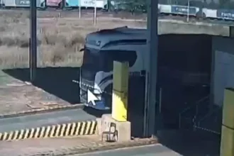 Caminhoneiro bêbado invade empresa em Rio Verde