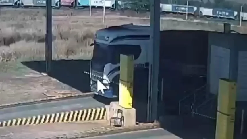 Caminhoneiro bêbado invade empresa em Rio Verde