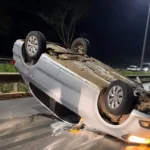 Acidente na Rodovia dos Romeiros com carro capotado