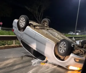 Acidente na Rodovia dos Romeiros com carro capotado