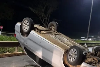 Acidente na Rodovia dos Romeiros com carro capotado