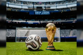 Bola da final da Copa com detalhes dos países-sede