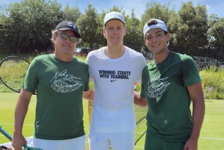 Guto Miguel treina com Jannik Sinner em Wimbledon