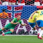 Goleiro norueguês em partida contra o Brasil, provocando Neymar