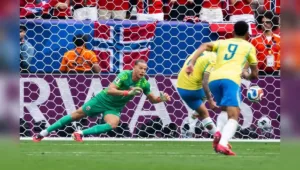 Goleiro norueguês em partida contra o Brasil, provocando Neymar