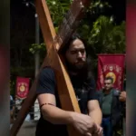 Jovem carrega cruz por 18 km em ato de fé