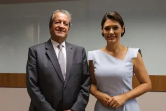 Valdemar Costa Neto e Michelle Bolsonaro discutem candidatura ao Senado