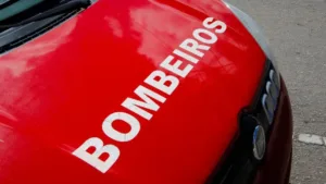 Incêndio em hotel em Londrina com bombeiros no local