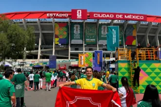 Despedida de Neymar no estádio com torcedores emocionados