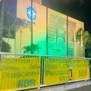 Protestos na CBF com faixas de torcidas