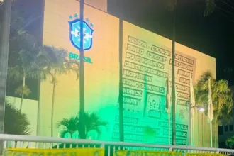 Protestos na CBF com faixas de torcidas