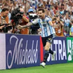 Lionel Messi em campo durante a Copa do Mundo, destacando suas assistências