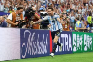 Lionel Messi em campo durante a Copa do Mundo, destacando suas assistências