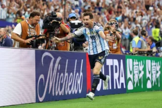 Lionel Messi em campo durante a Copa do Mundo, destacando suas assistências