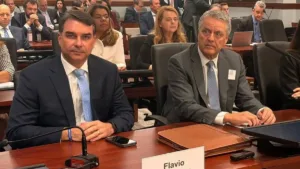 Flávio Bolsonaro discute tarifas no Brasil em audiência nos EUA