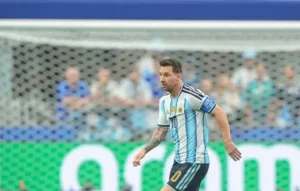Messi em campo após perder pênalti na Copa do Mundo