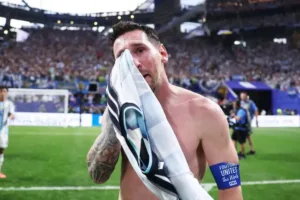 Scaloni emocionado após virada da Argentina