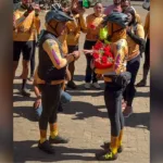Casal celebra pedido de casamento em Trindade durante peregrinação