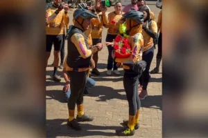 Casal celebra pedido de casamento em Trindade durante peregrinação