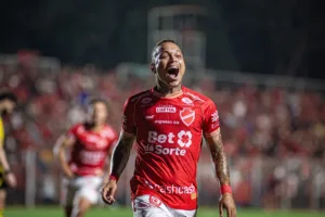 Janderson em ação pelo Vila Nova na Série B