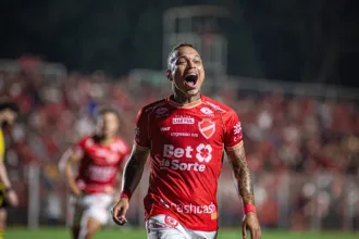 Janderson em ação pelo Vila Nova na Série B