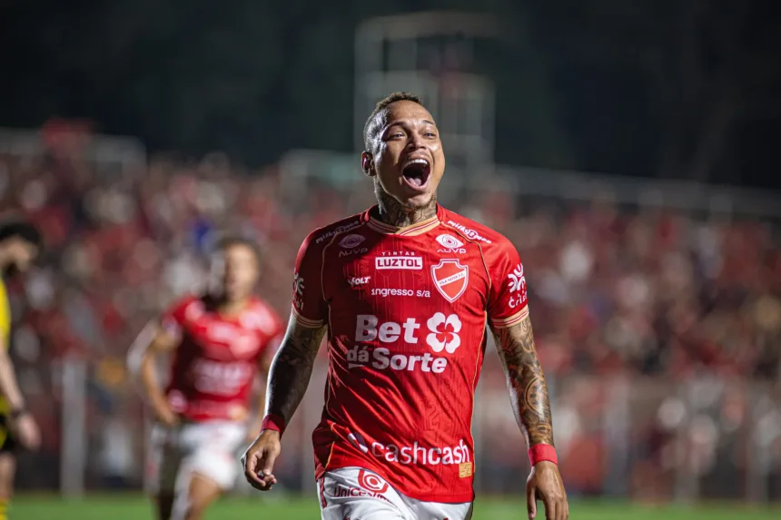 Janderson em ação pelo Vila Nova na Série B