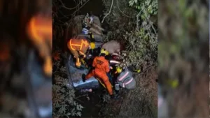 Resgate em rio de Formosa após carro cair de ponte