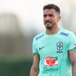 Danilo desembarca no RJ após Copa do Mundo