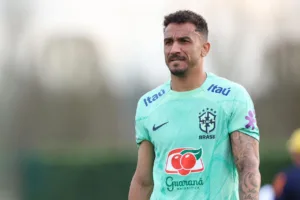 Danilo desembarca no RJ após Copa do Mundo