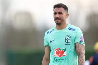 Danilo desembarca no RJ após Copa do Mundo