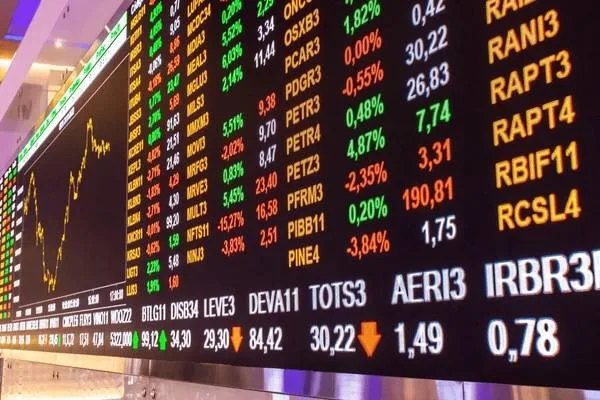 Recuo do Ibovespa em meio a alta de petroleiras