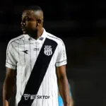 Jogadores da Ponte Preta em campo após substituições