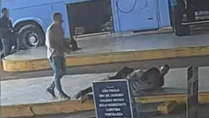 Policiais disfarçados capturam foragido com mata-leão durante tentativa de fuga em Goiânia 1 Captura de foragido em Goiânia por policiais disfarçados