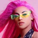 Pabllo Vittar nua posando de fio-dental