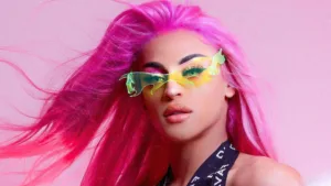Pabllo Vittar nua posando de fio-dental
