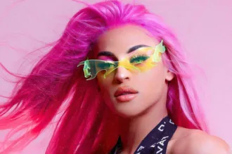 Pabllo Vittar nua posando de fio-dental