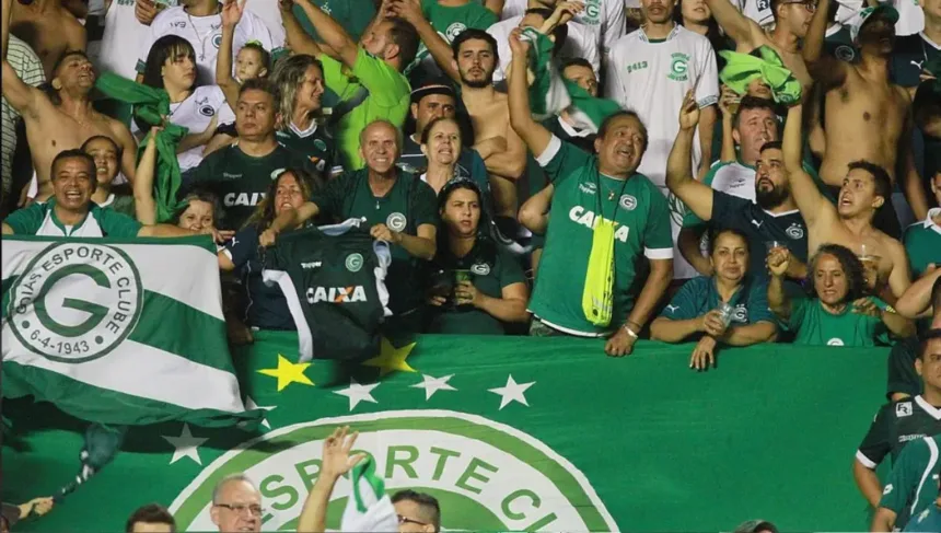Torcedores criticam lei do silêncio no Goiás