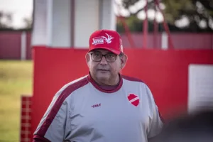 Guto Ferreira destaca futebol coletivo na Copa