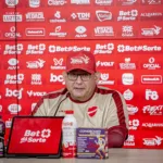 Guto Ferreira em coletiva sobre o Vila Nova Série B