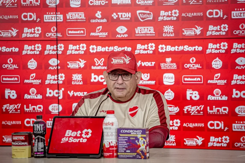 Guto Ferreira em coletiva sobre o Vila Nova Série B